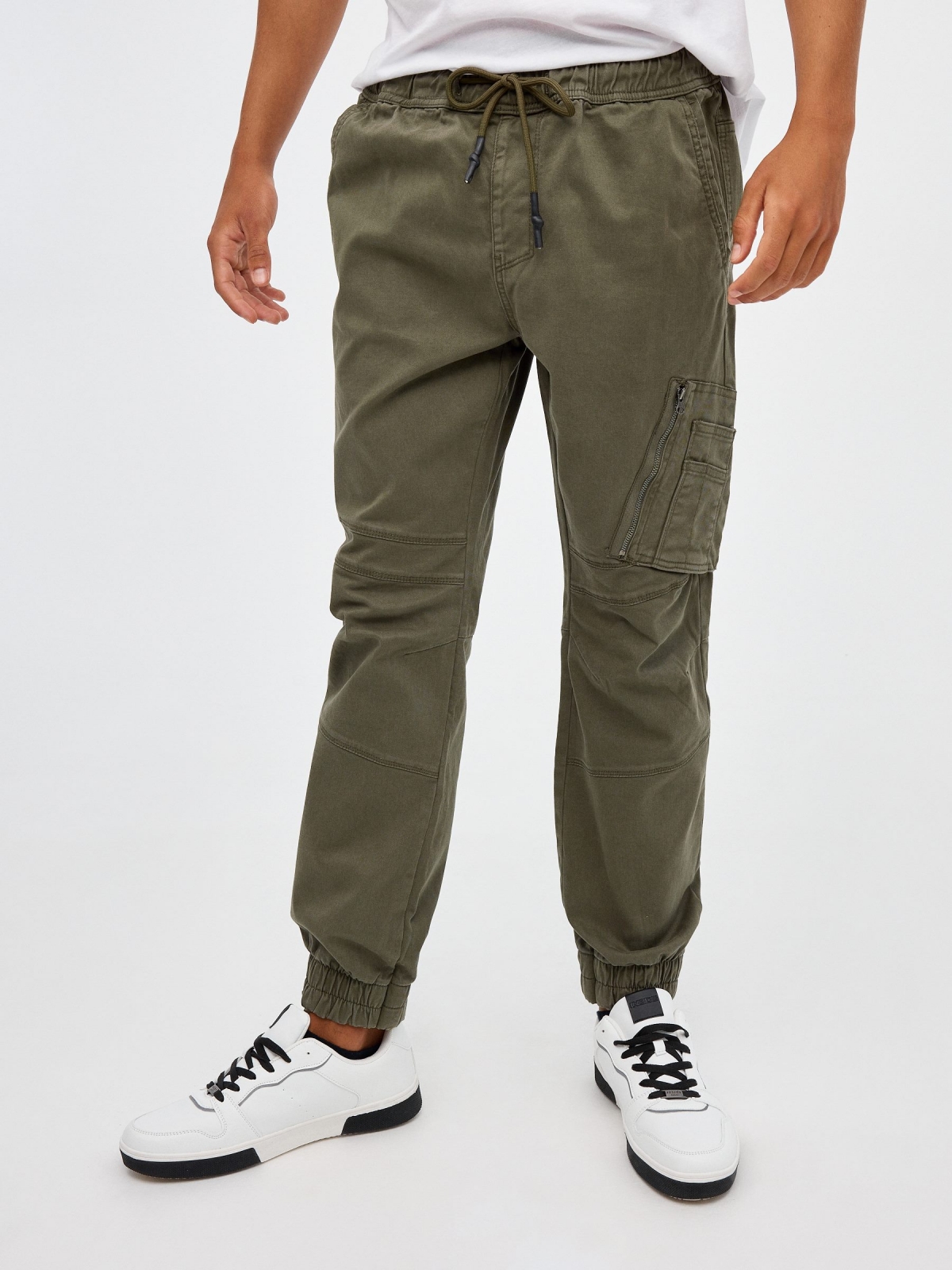 Pantalón jogger bolsillo cerrado verde vista media frontal