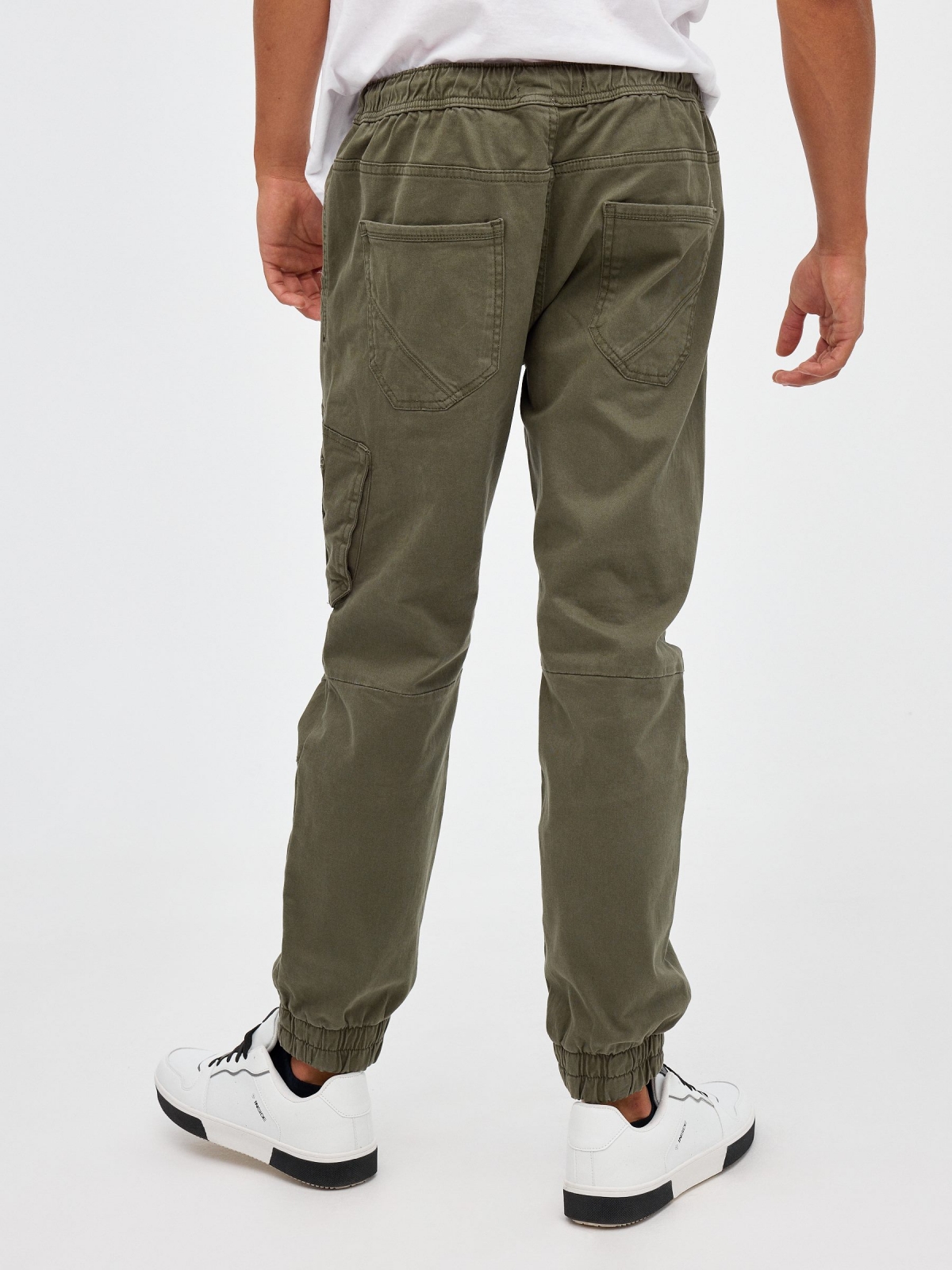 Pantalón jogger bolsillo cerrado verde vista media trasera