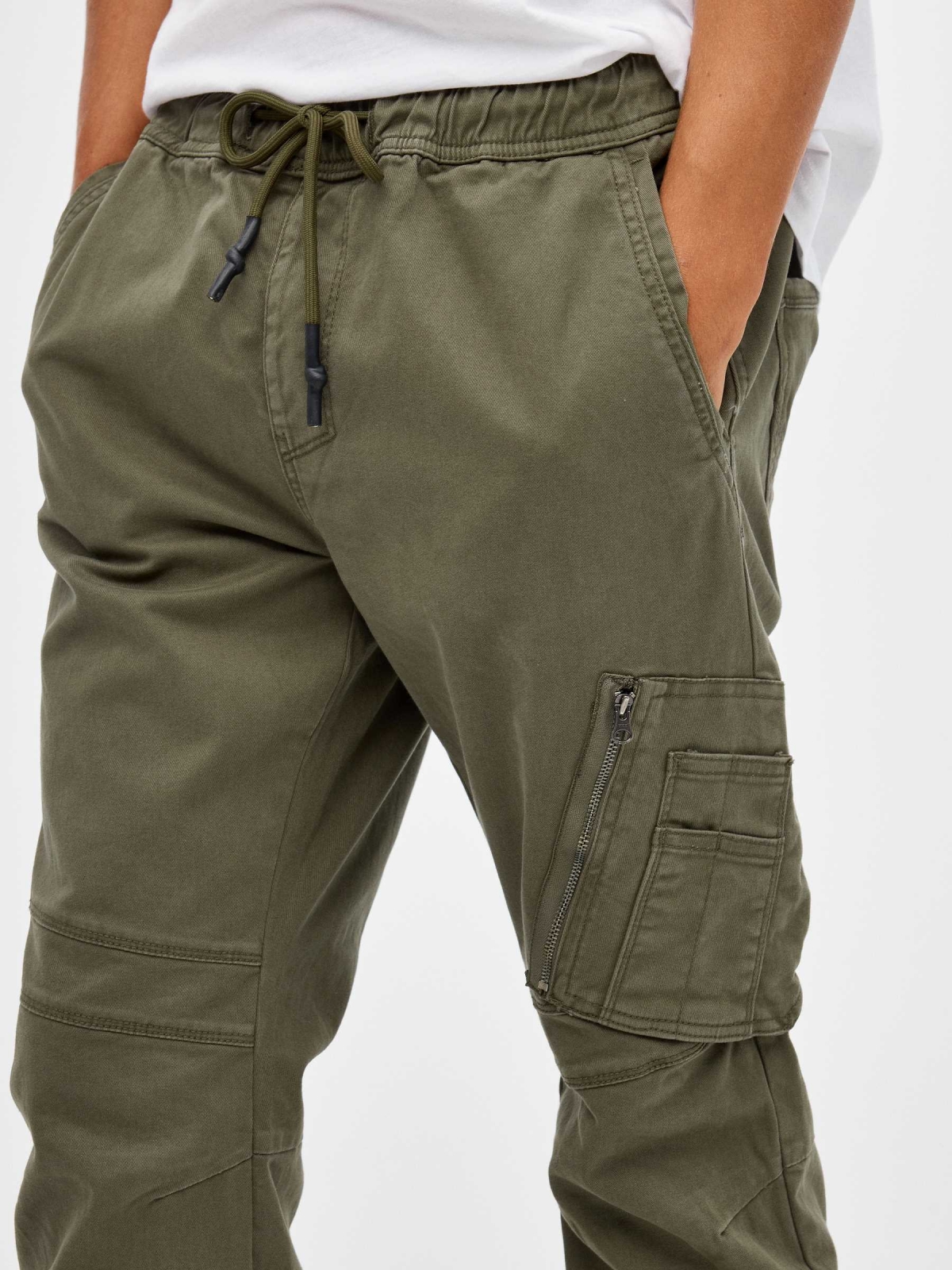 Pantalón jogger bolsillo cerrado verde vista detalle