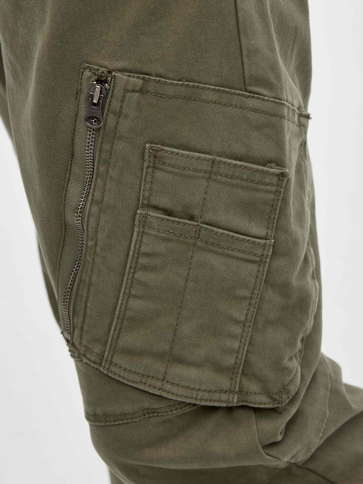 Pantalón jogger bolsillo cerrado verde vista detalle