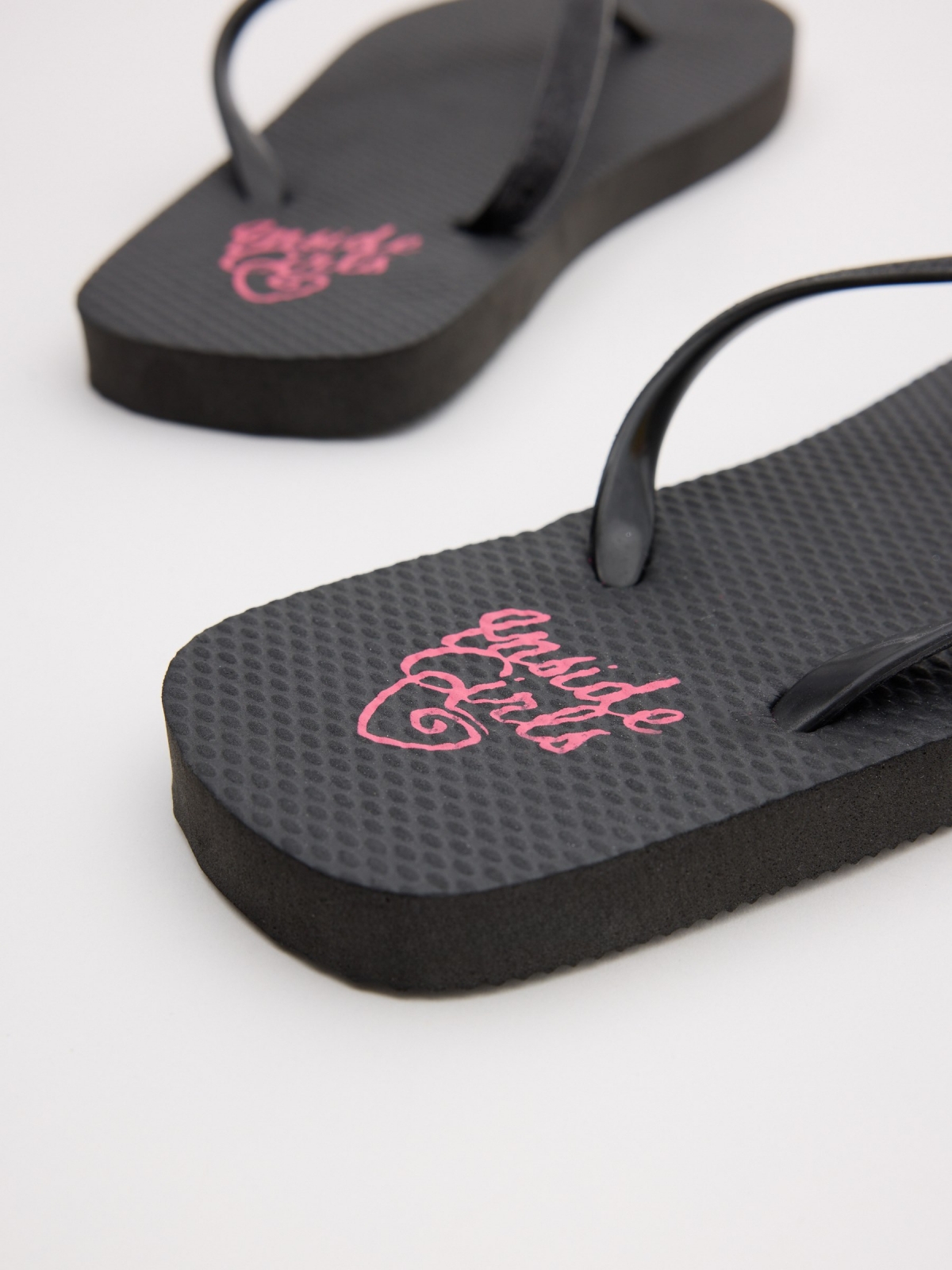 Black glitter flip flop black detail view