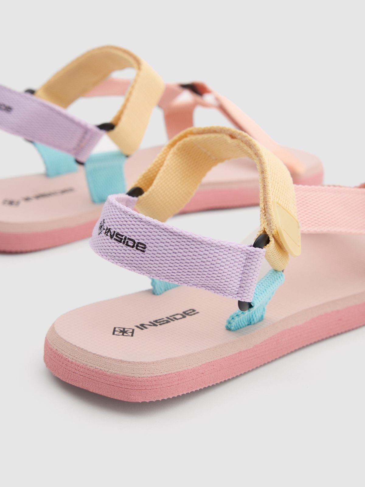 Chancla velcro tiras pastel multicolor vista detalle