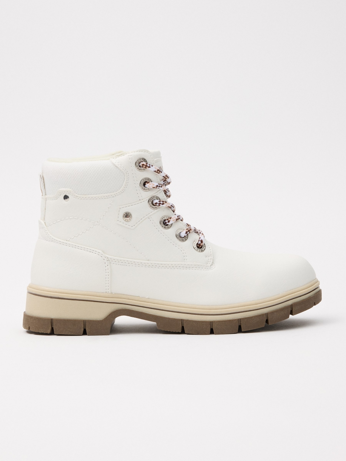 Mountaineering boot with platform white