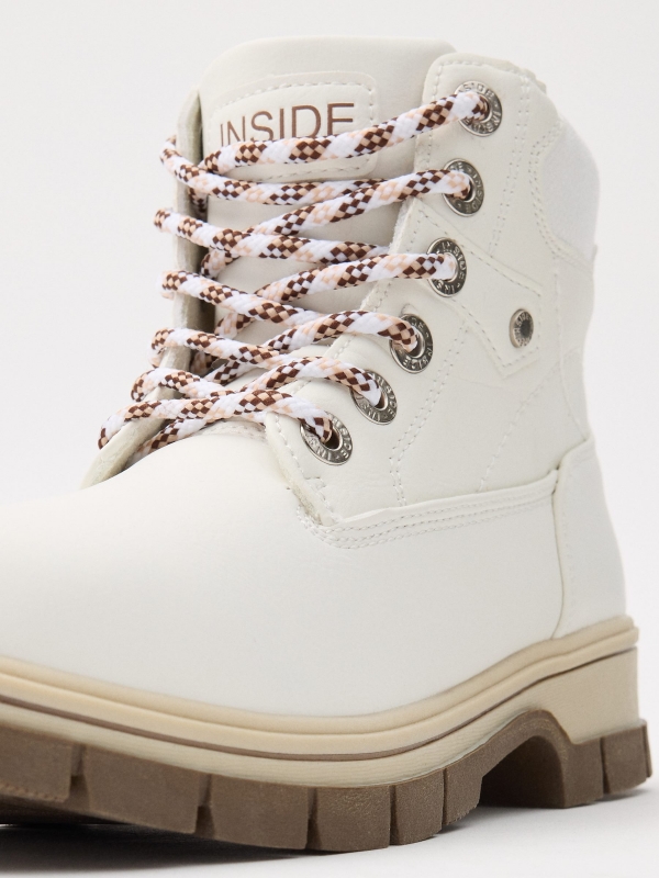 Bota de alpinismo com plataforma branco vista detalhe