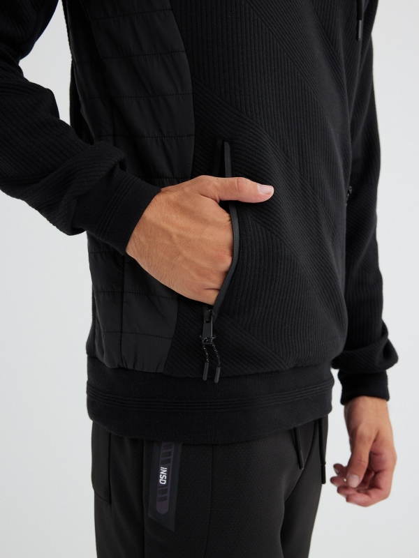 Hoodie combinada preto vista detalhe