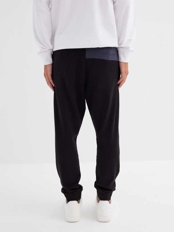 Pantalón jogger negro vista media trasera