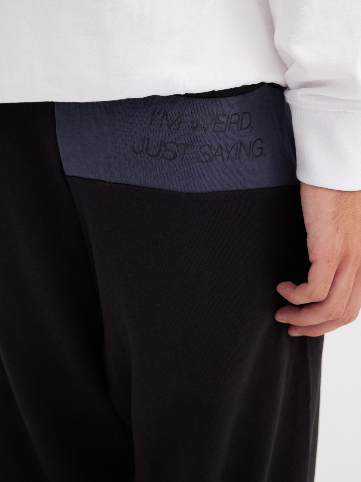 Pantalón jogger negro vista detalle