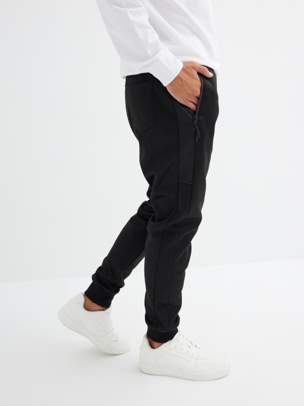 Pantalón jogger acetato negro vista detalle