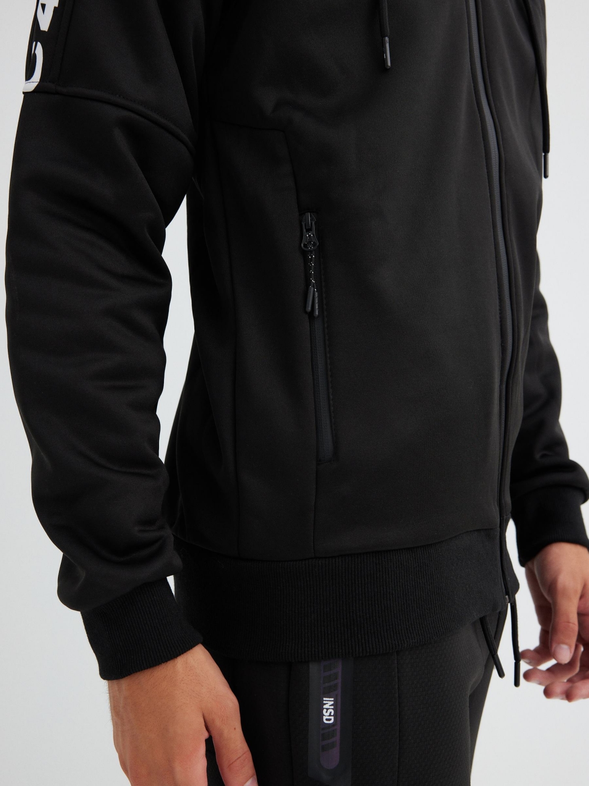 Hoodie com fecho de correr e texto preto vista detalhe