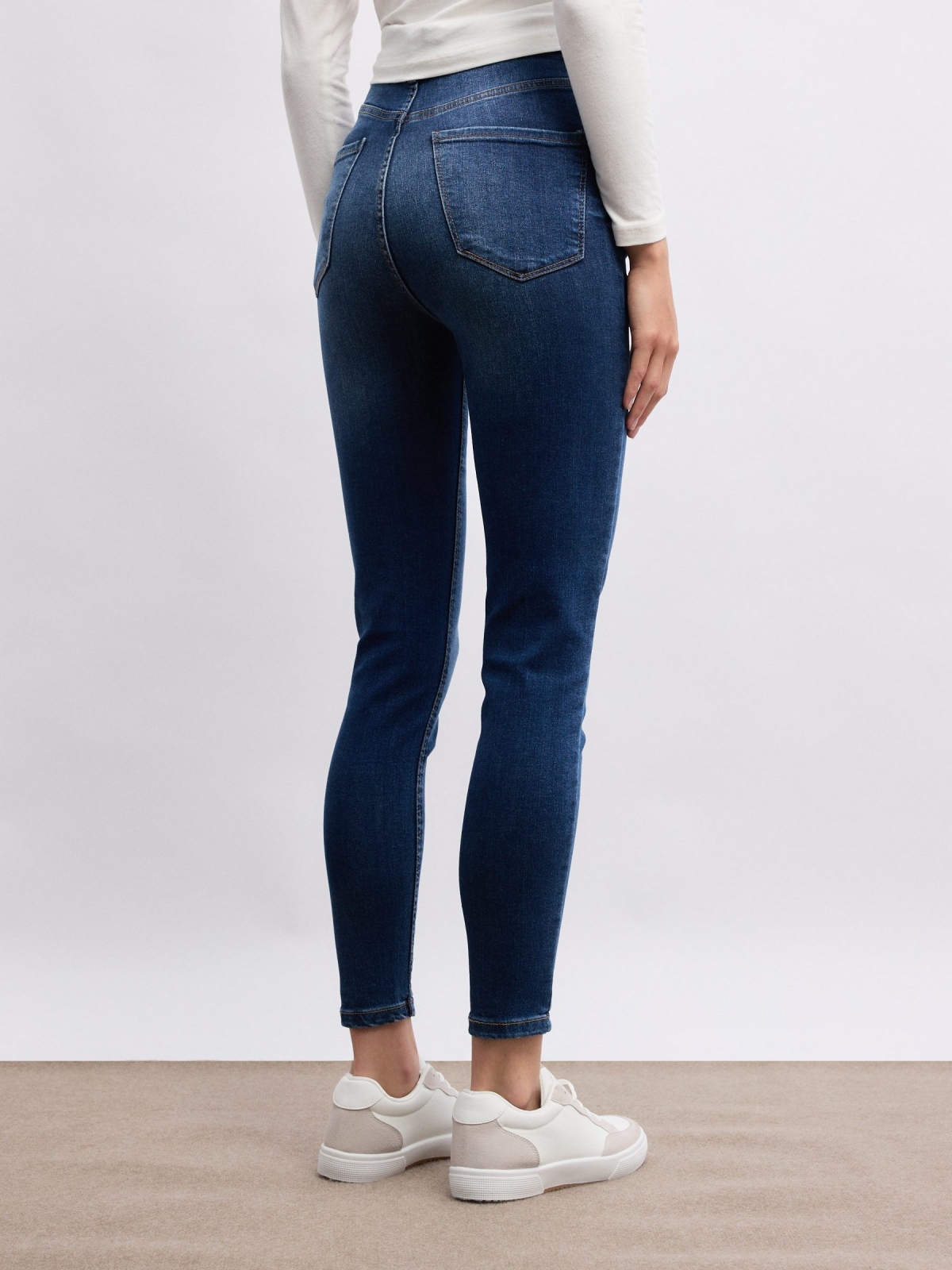 Jeans skinny azul cintura alta com cinco bolsos azul vista meia traseira