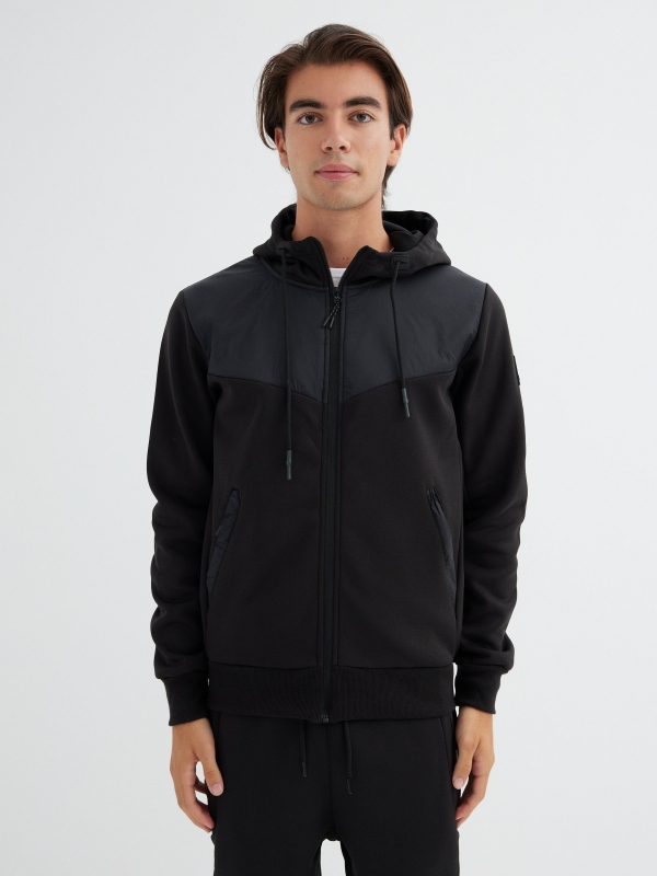 Sweatshirt básica com fecho de correr preto vista meia frontal