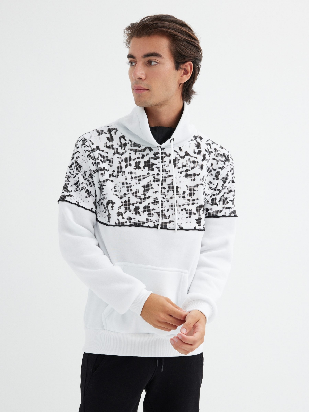 Sudadera print cuello fluido blanco vista media frontal