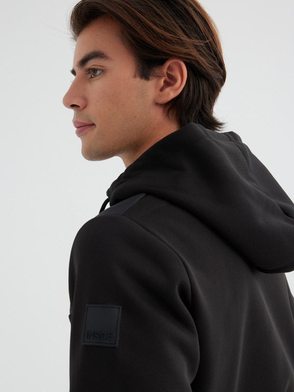 Sweatshirt básica com fecho de correr preto vista detalhe