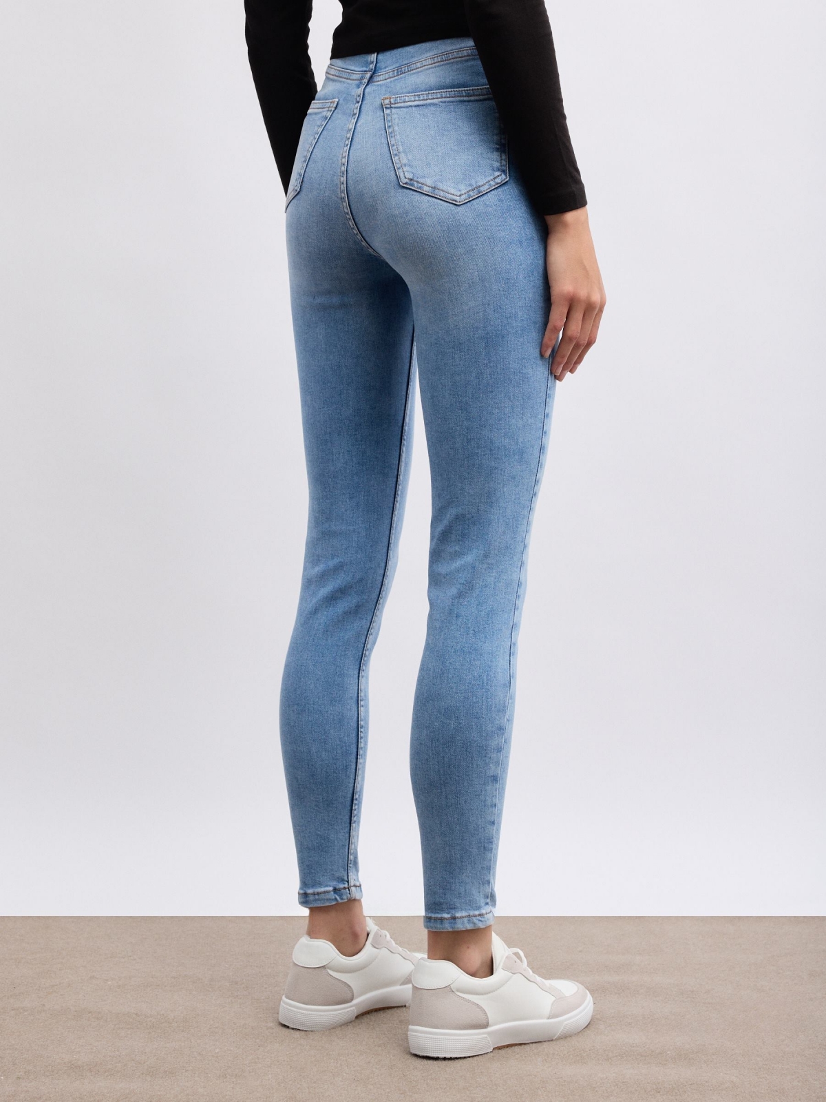 Jeans skinny de cintura subida azul vista meia traseira