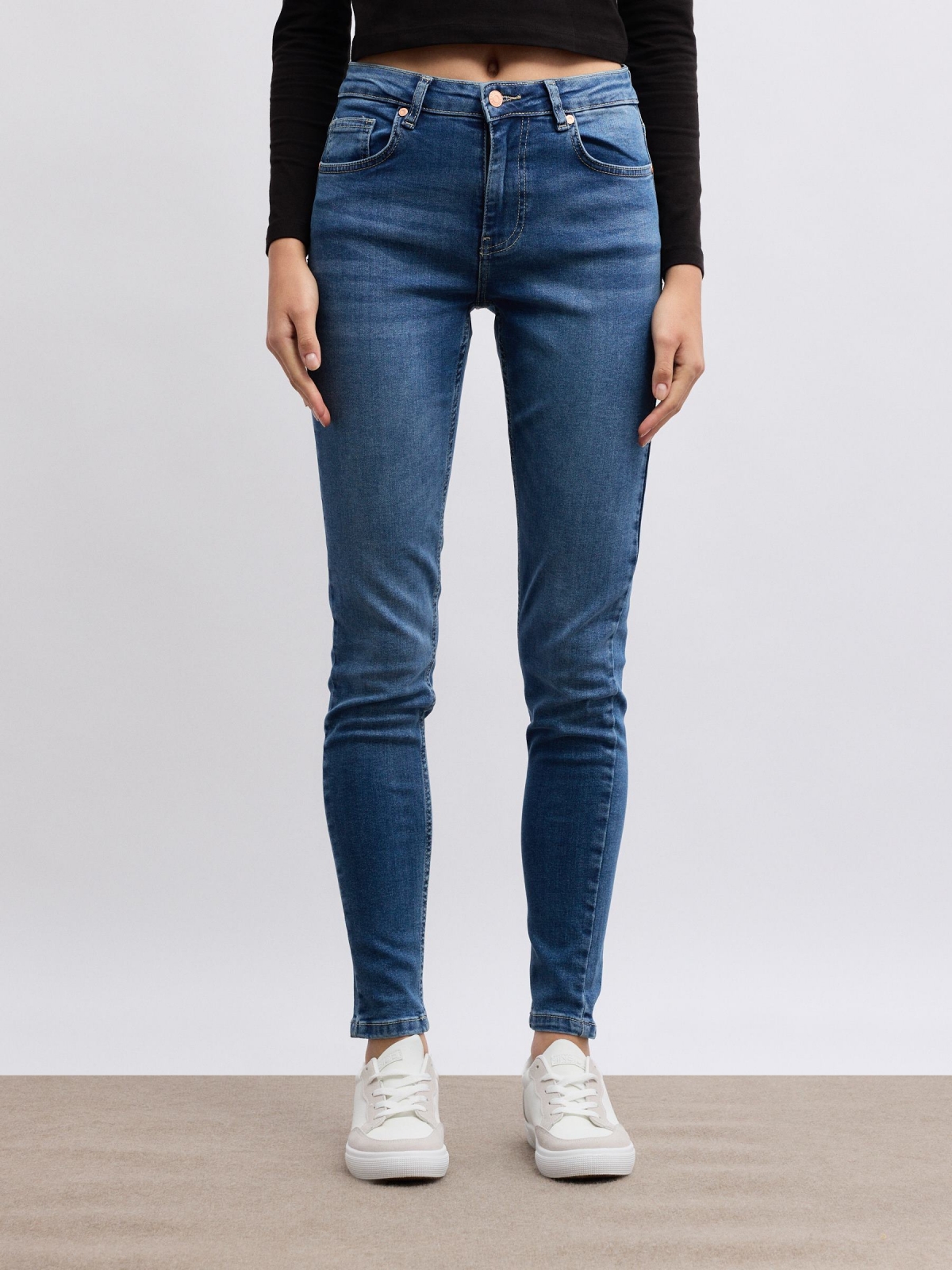 Jeans skinny de cintura média azul vista meia frontal