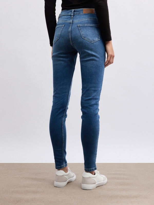 Jeans skinny de cintura média azul vista meia traseira