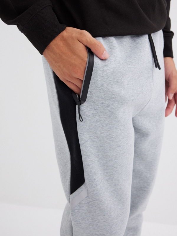 Pantalón jogger deportivo gris claro vista detalle