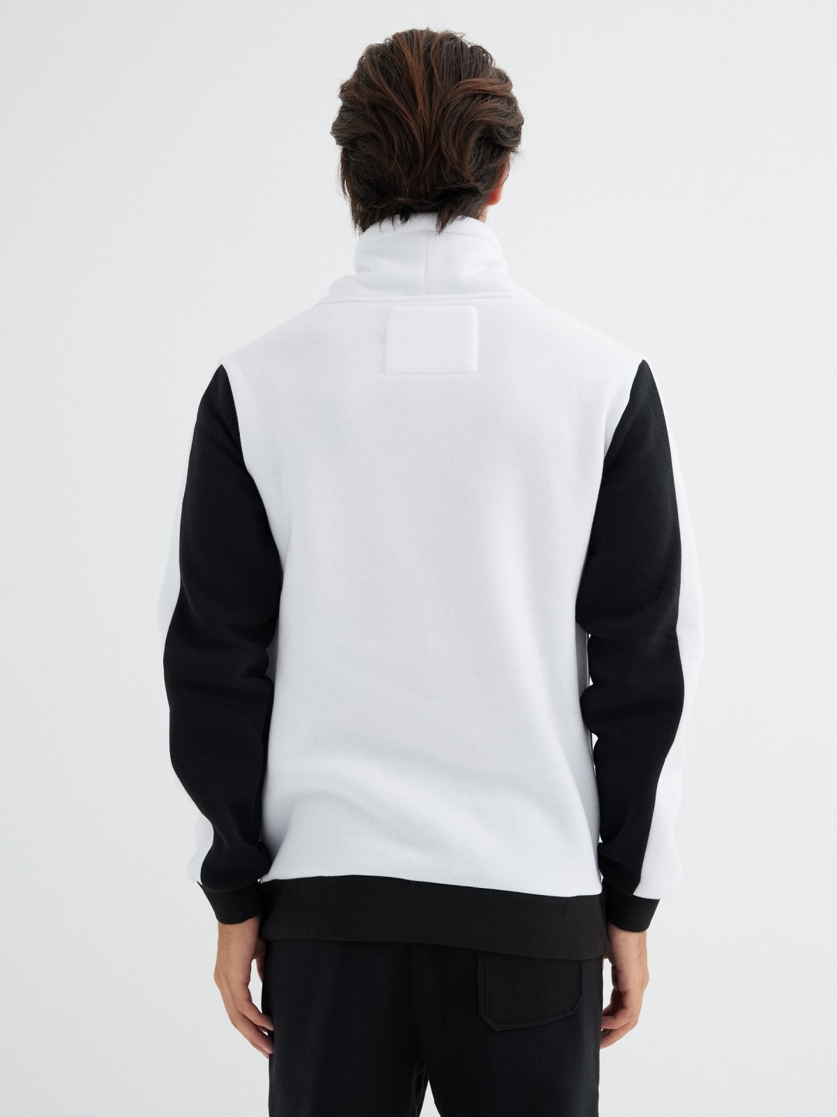 Sudadera cuello fluido sin capucha blanco vista media trasera