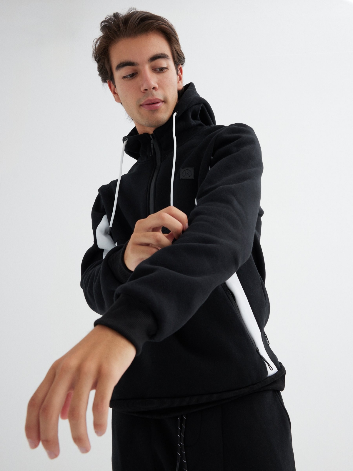 Sweatshirt com fecho de correr preto vista detalhe