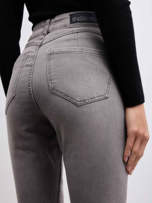 Jeans skinny push up tiro medio gris medio vista detalle