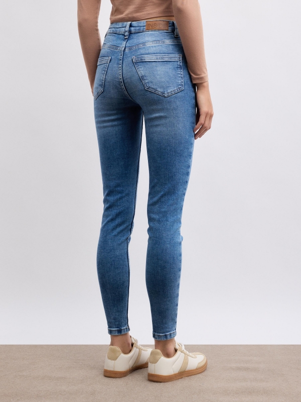 Jeans skinny básicos de tiro medio azul vista media trasera