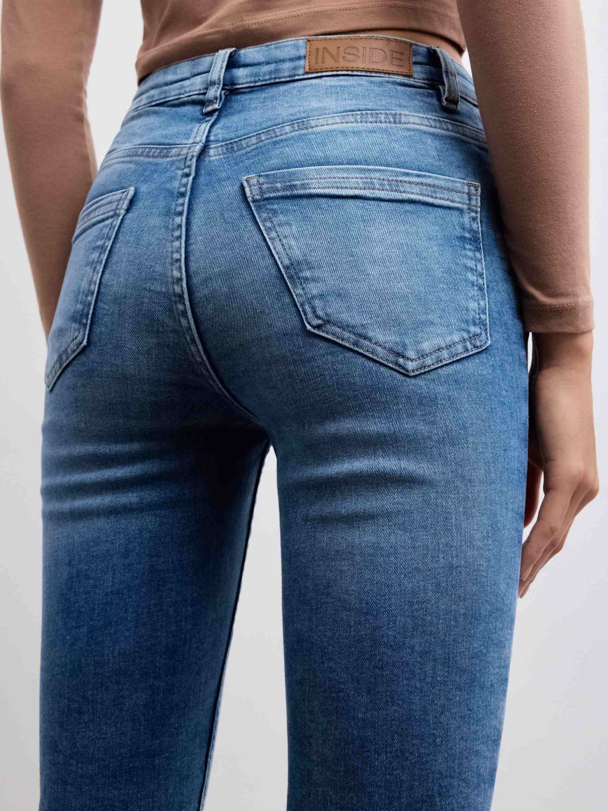 Jeans skinny básicos de tiro medio azul vista detalle