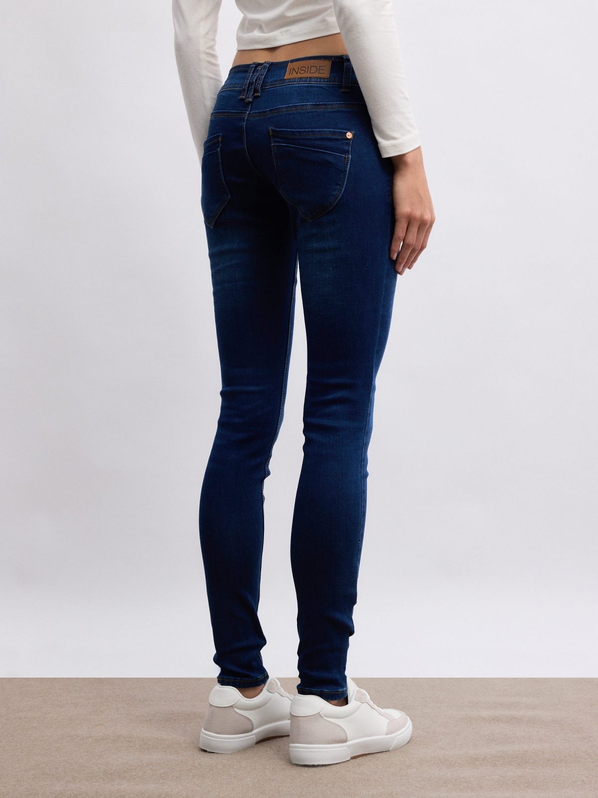 Jeans skinny gastado de cintura baixa azul vista meia traseira