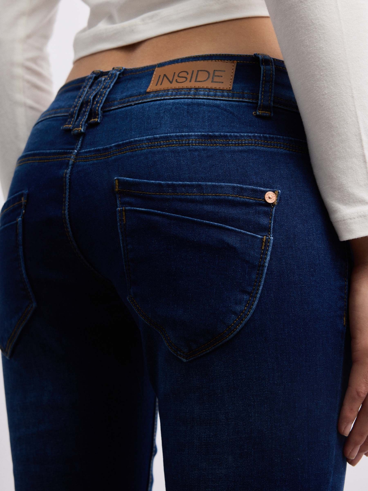 Jeans skinny gastado de cintura baixa azul vista detalhe