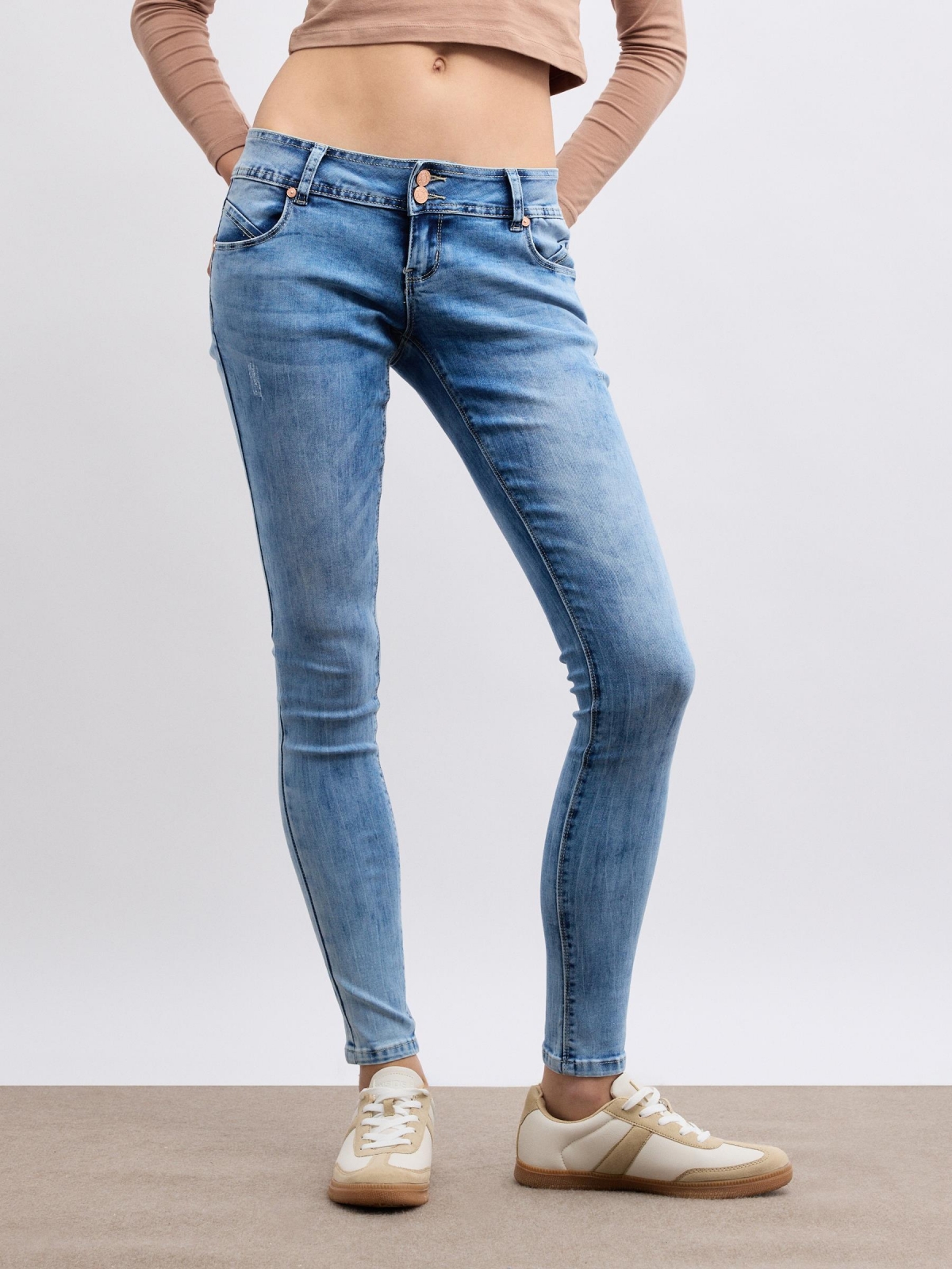 Jeans skinny efecto lavado tiro bajo azul vista media frontal