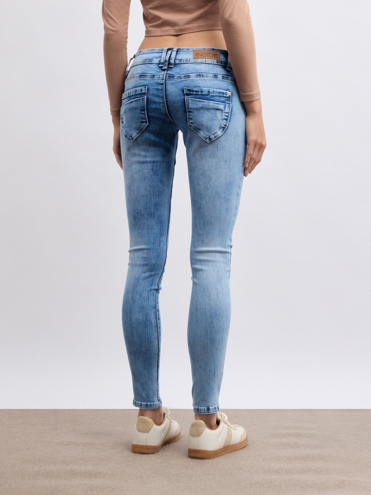 Jeans skinny efecto lavado tiro bajo azul vista media trasera