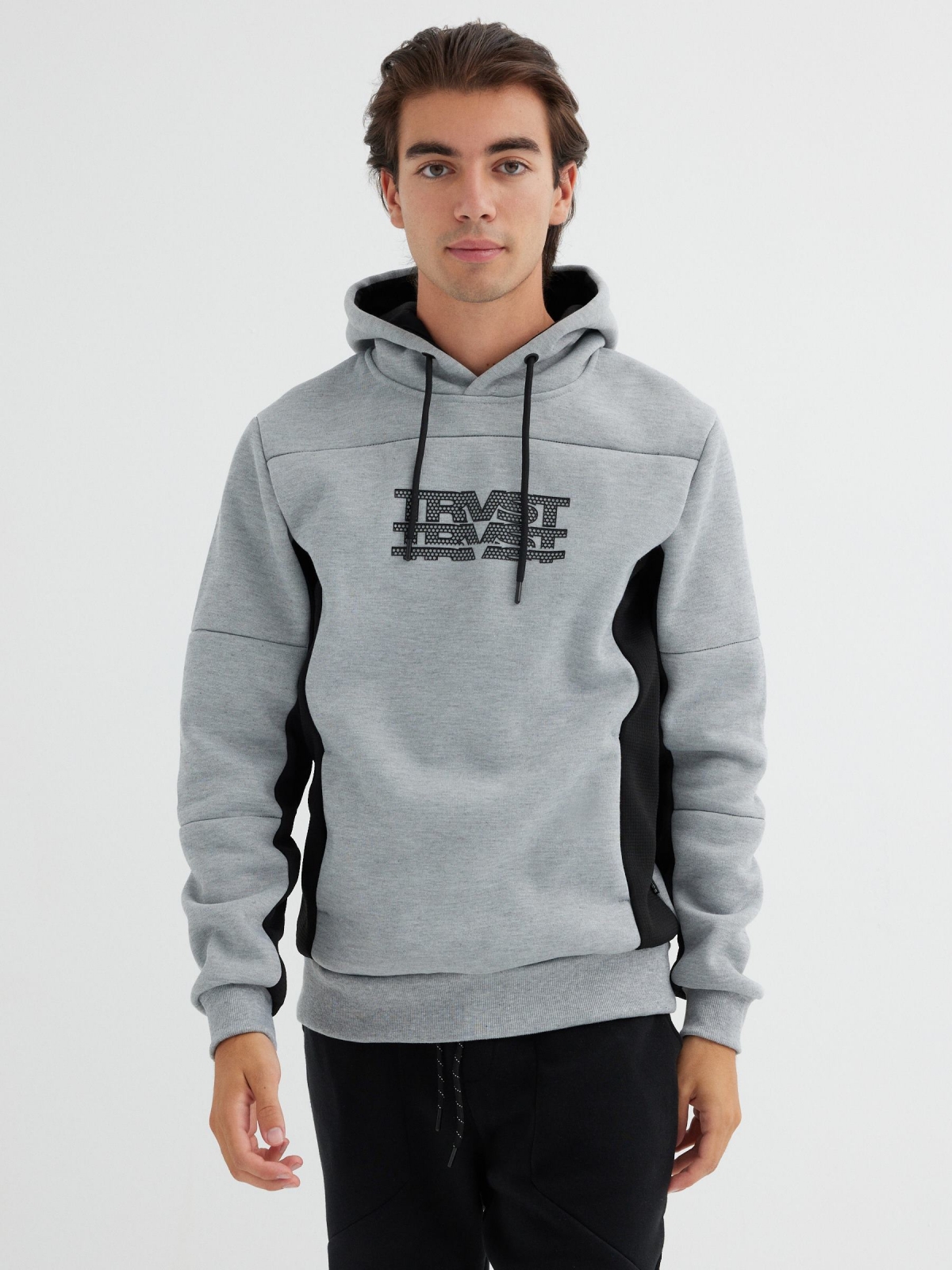 Sweatshirt desportiva com capuz cinza vista meia frontal