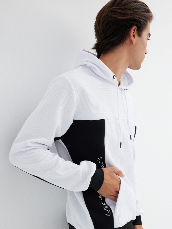 Sweatshirt com capuz a preto e branco branco vista detalhe