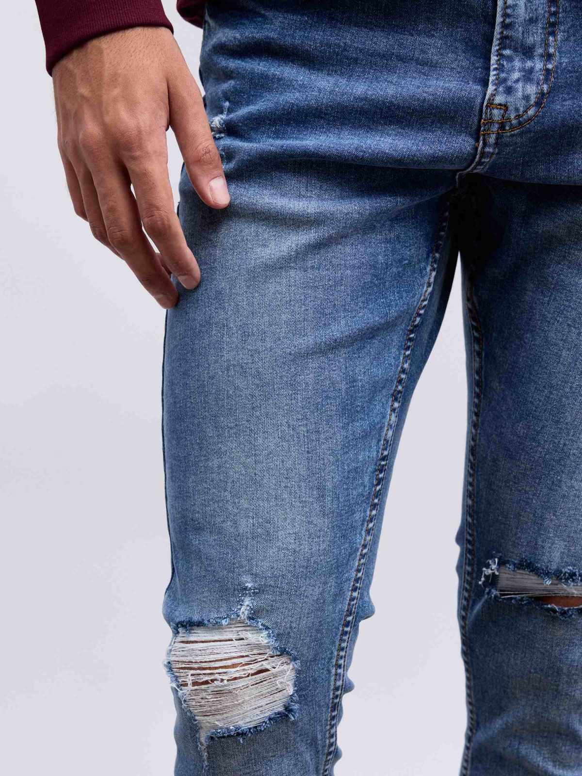 Ripped skinny jeans blue detail view