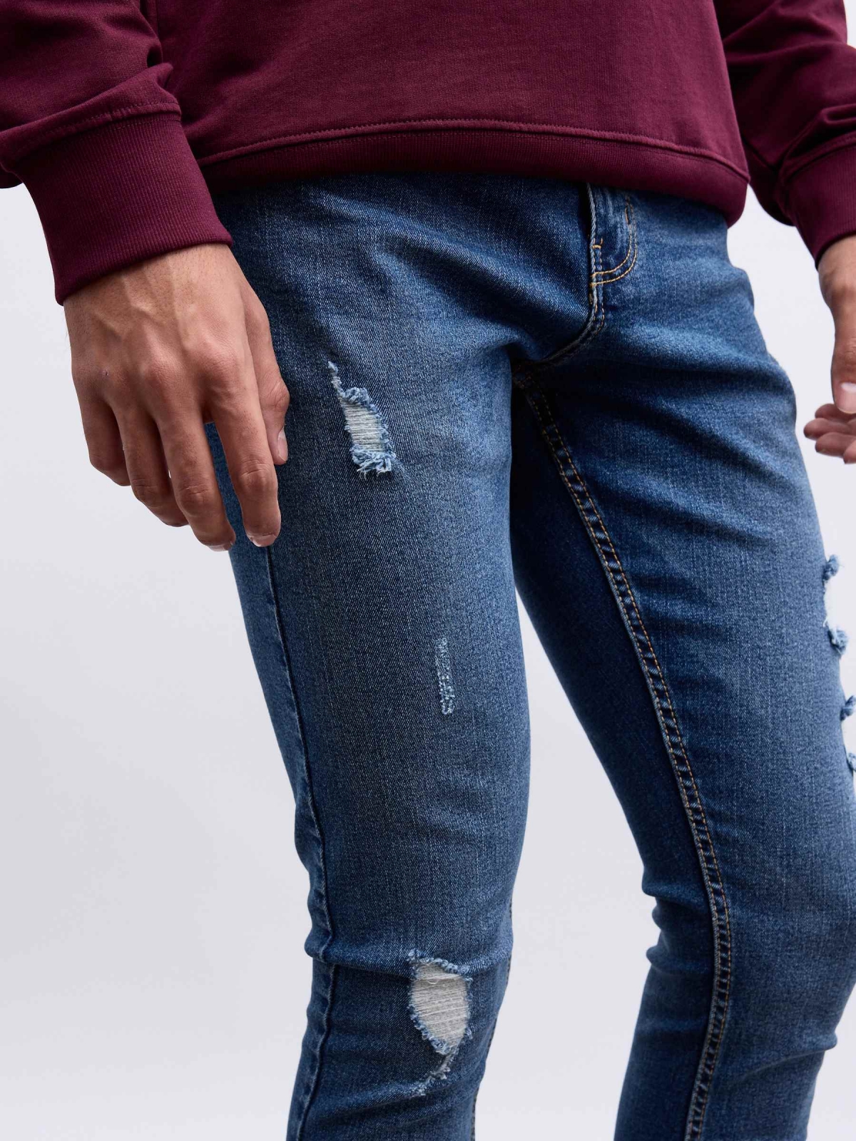 Skinny jeans with rips blue detail view