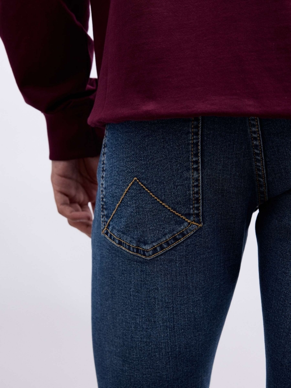 Skinny jeans with rips blue detail view