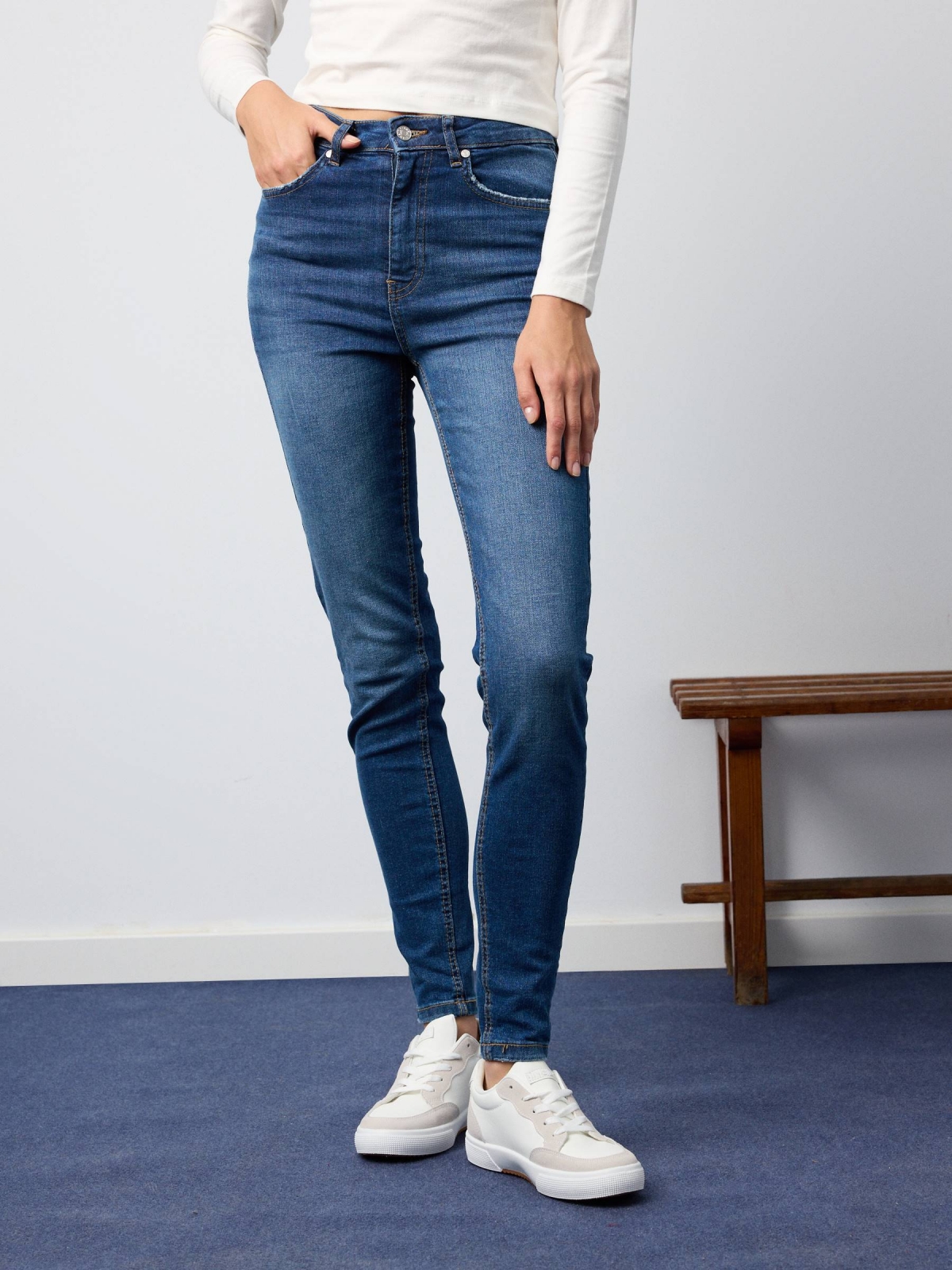 High-waisted skinny jeans with washed effect navy middle front view