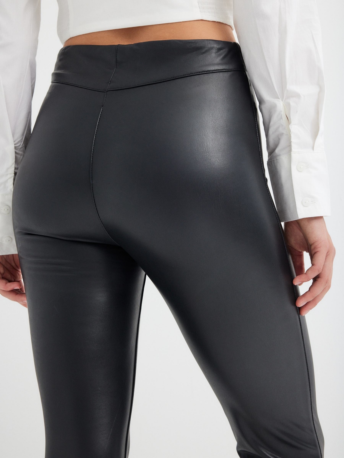 Legging tiro alto efecto piel negro vista detalle