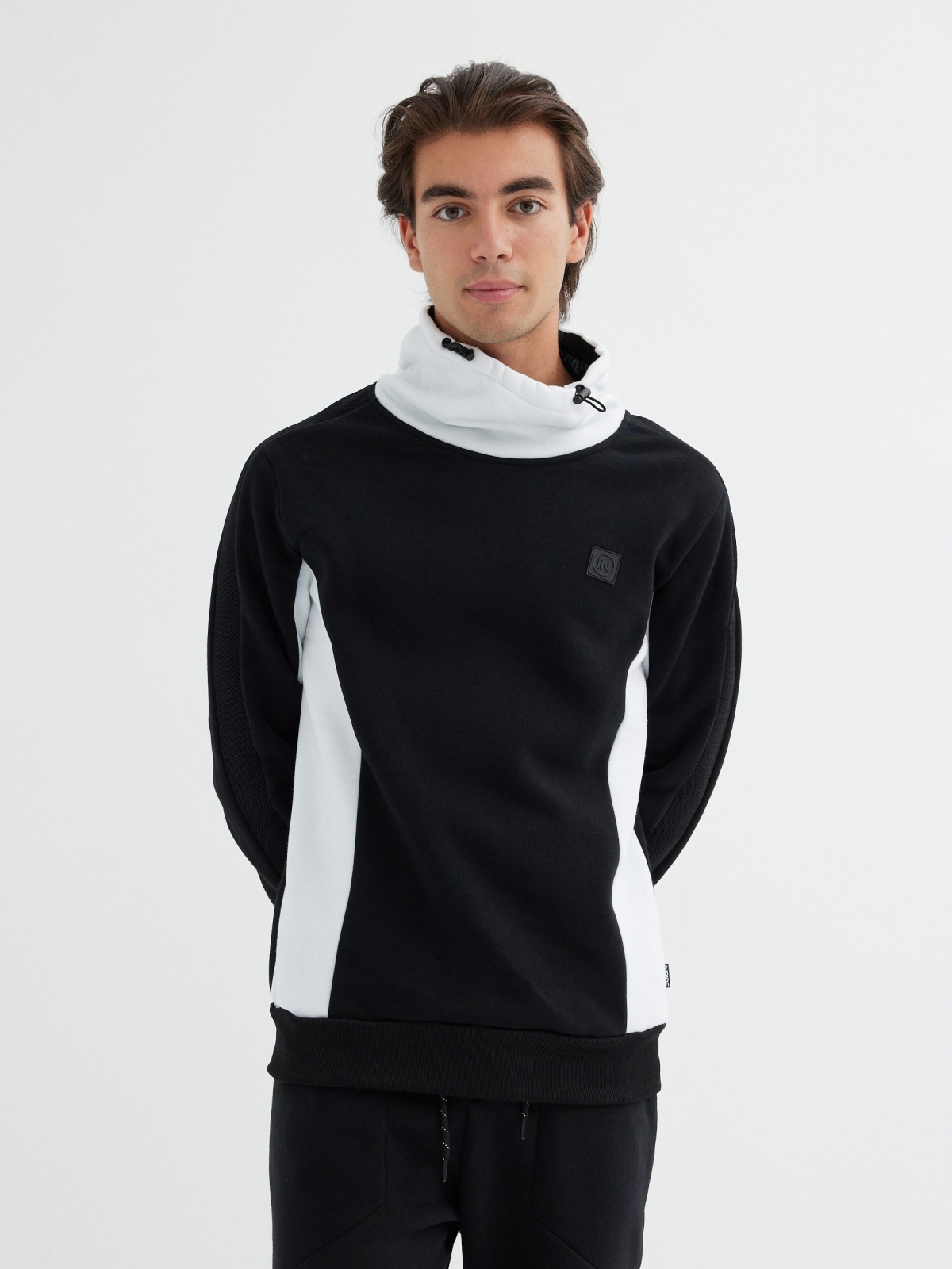 Color block sweatshirt fluid neck black middle front view