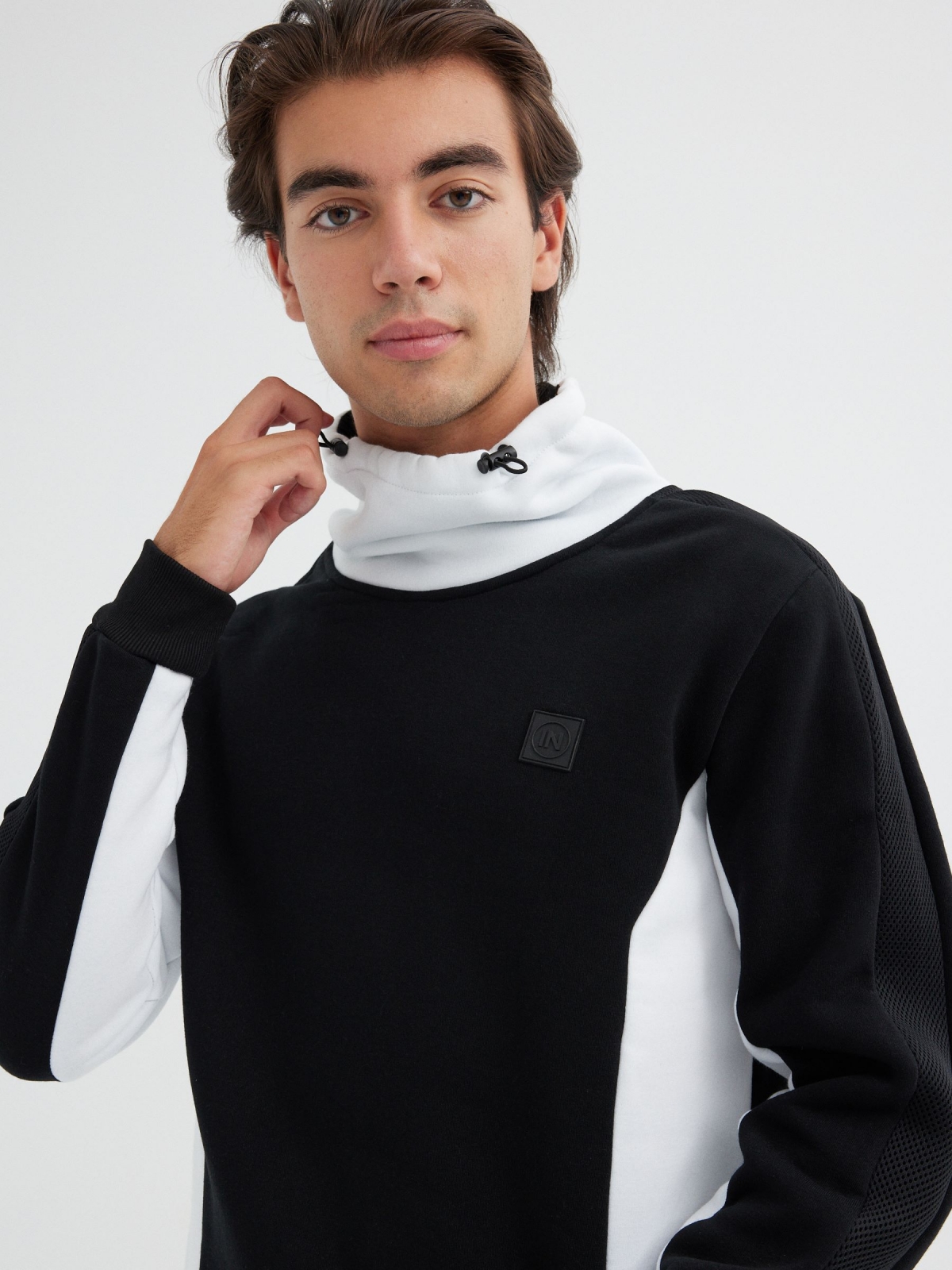  Sudadera color block cuello fluido negro