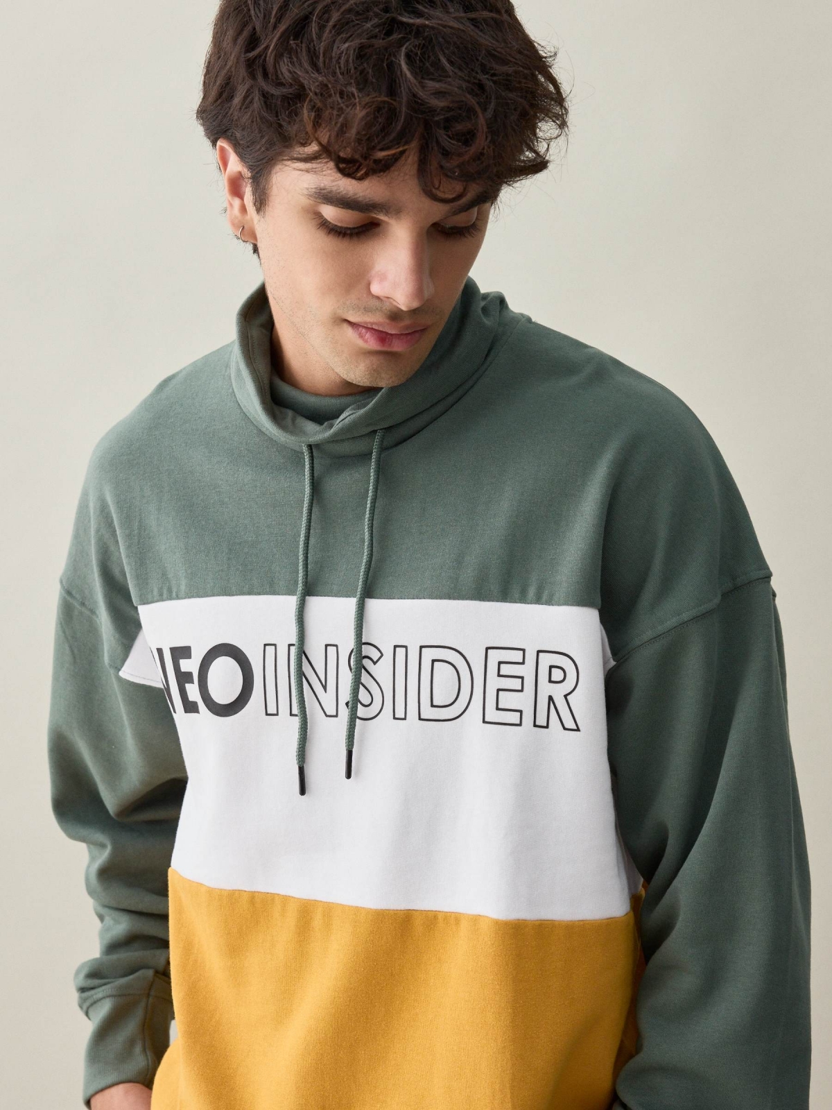 Sudadera NEOINSIDERS verde grisáceo vista detalle