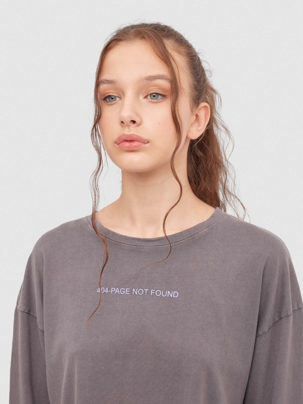 Camiseta crop Page Not Found gris oscuro vista detalle