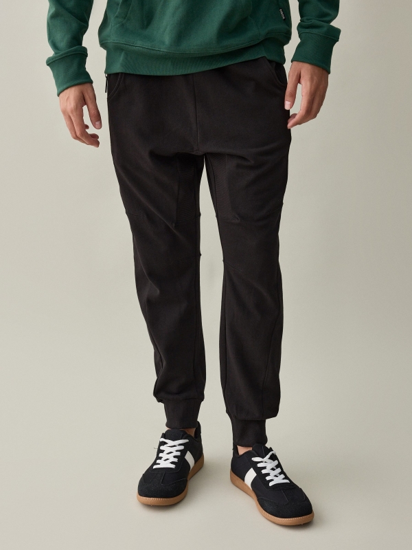 Pantalón jogger negro vista media frontal