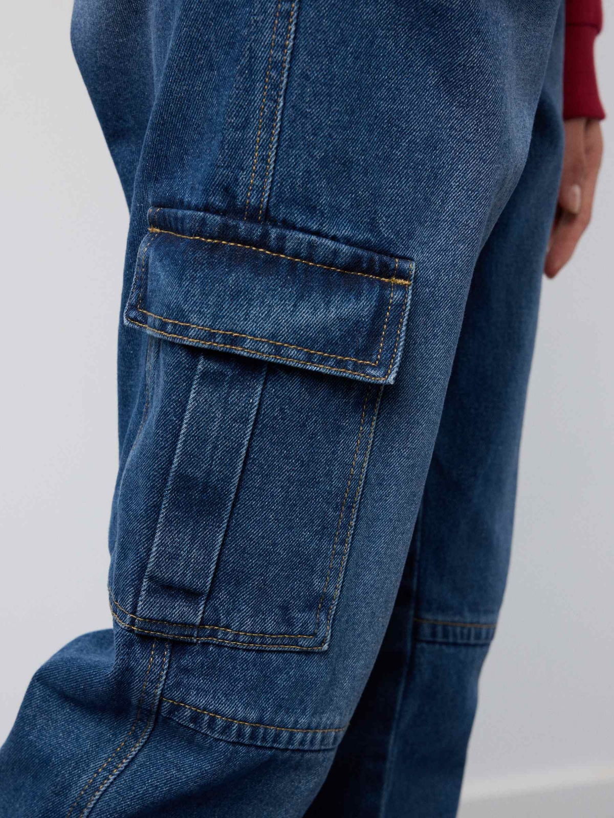 Jeans mom cargo denim azul vista detalhe