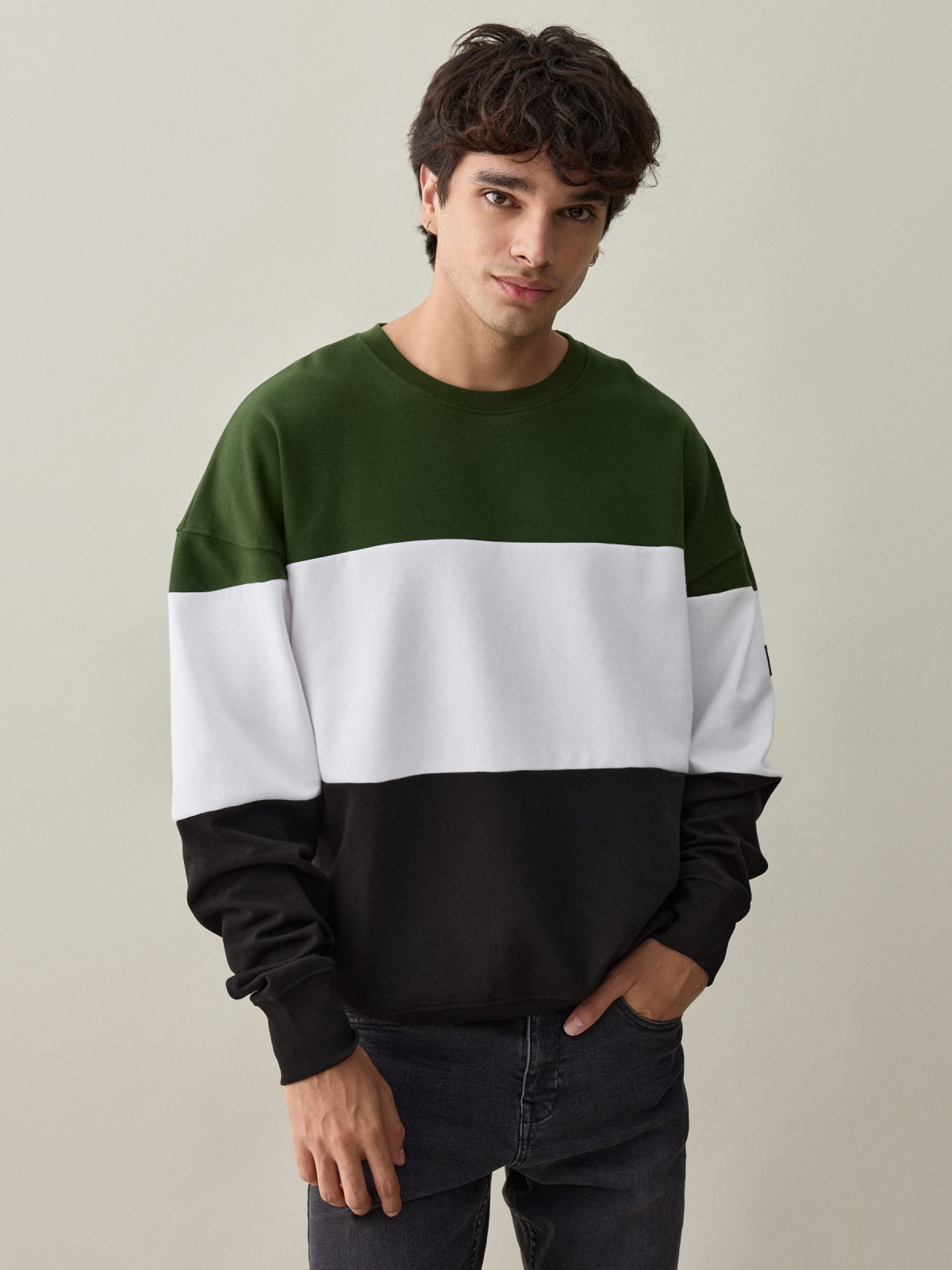 Sudadera color block verde