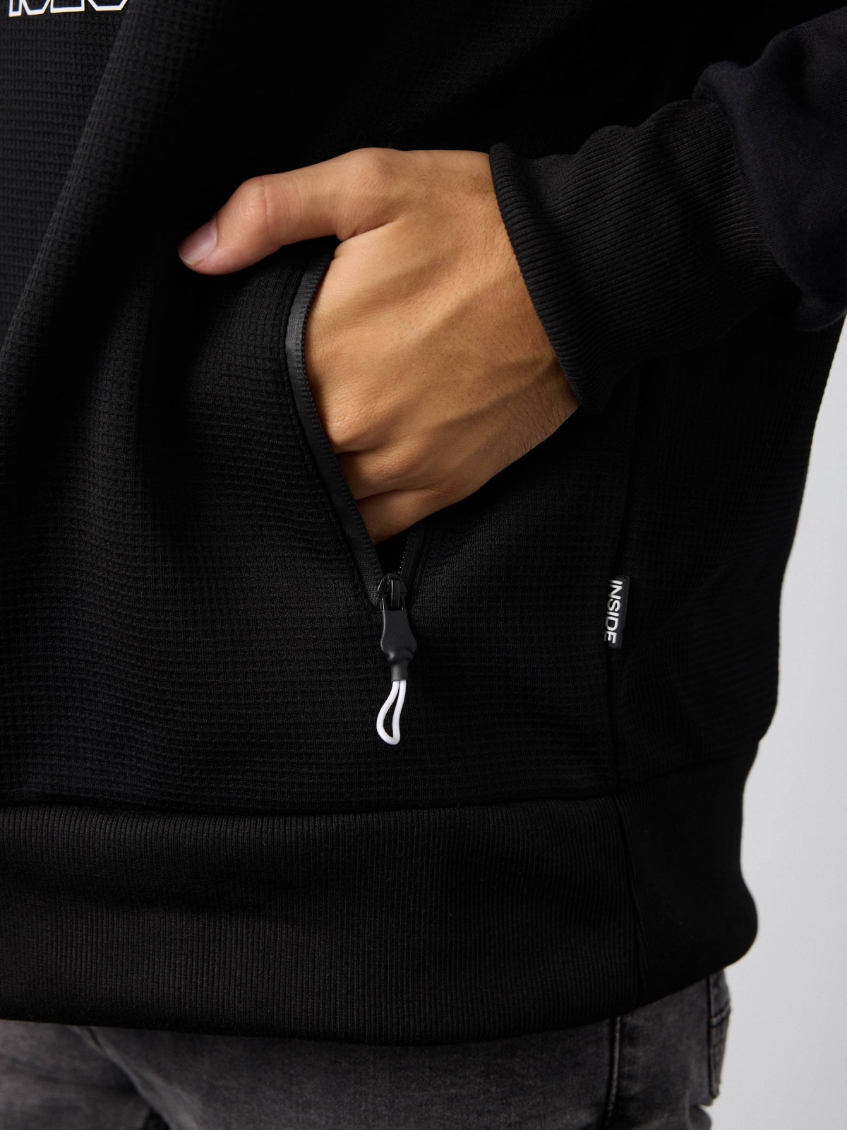 Sudadera Strong negro vista detalle