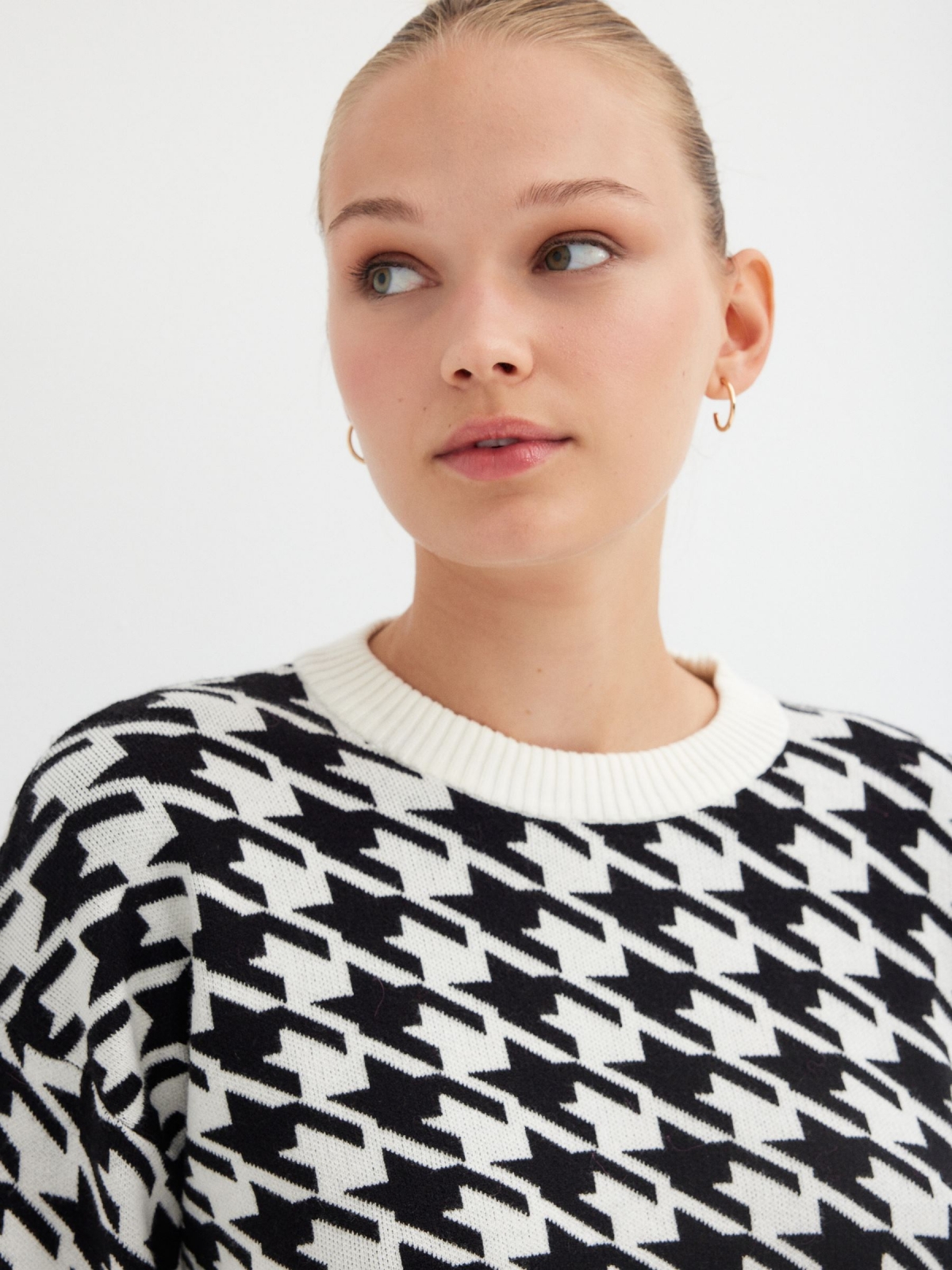 Houndstooth jacquard jumper black detail view