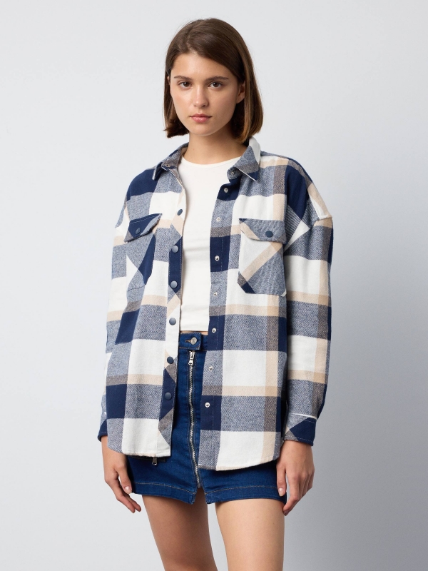 Camisa oversized cuadros con bolsillos azul vista media frontal