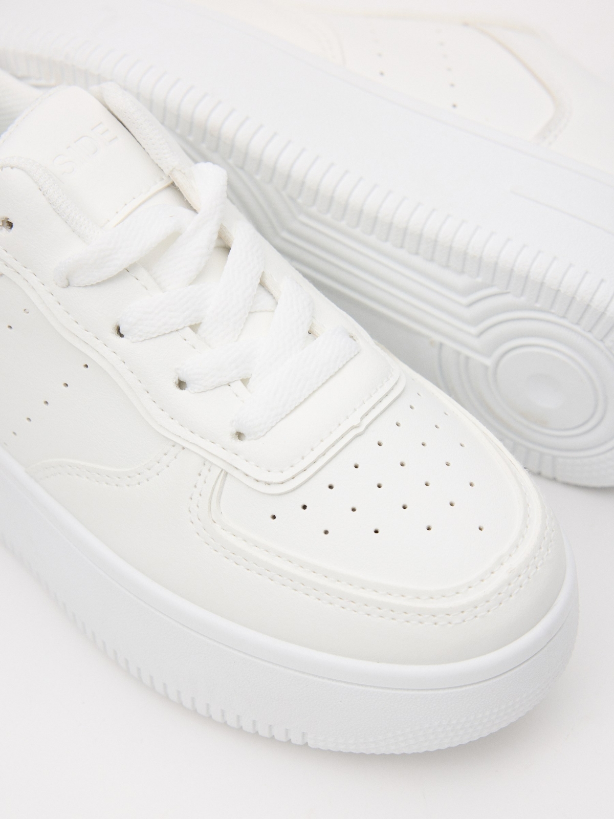 Basic platform sneaker white detail view