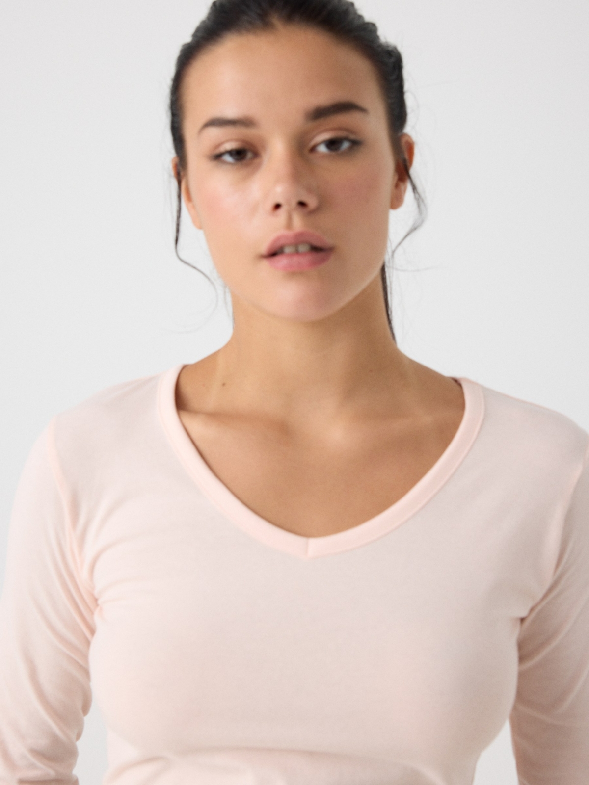 Basic V-neck T-shirt pink detail view