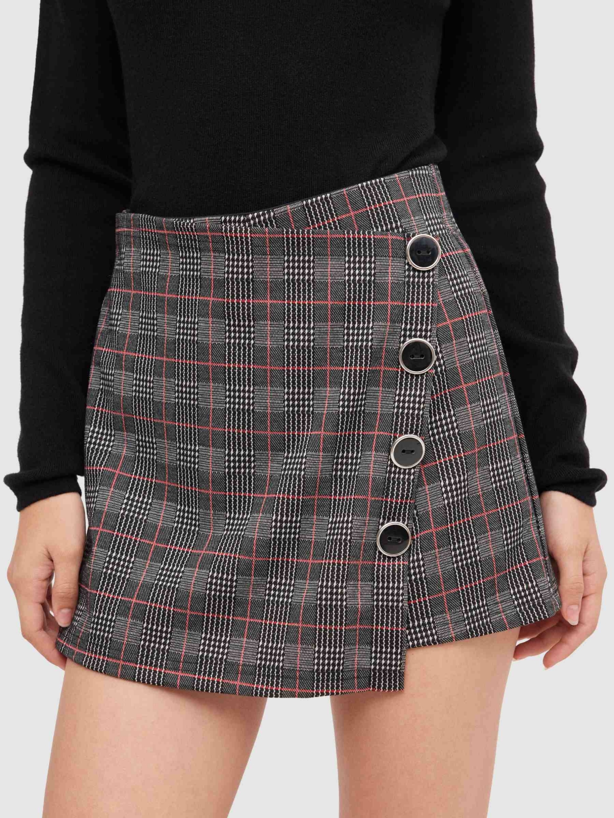 Skort de cuadros con botones negro vista detalle